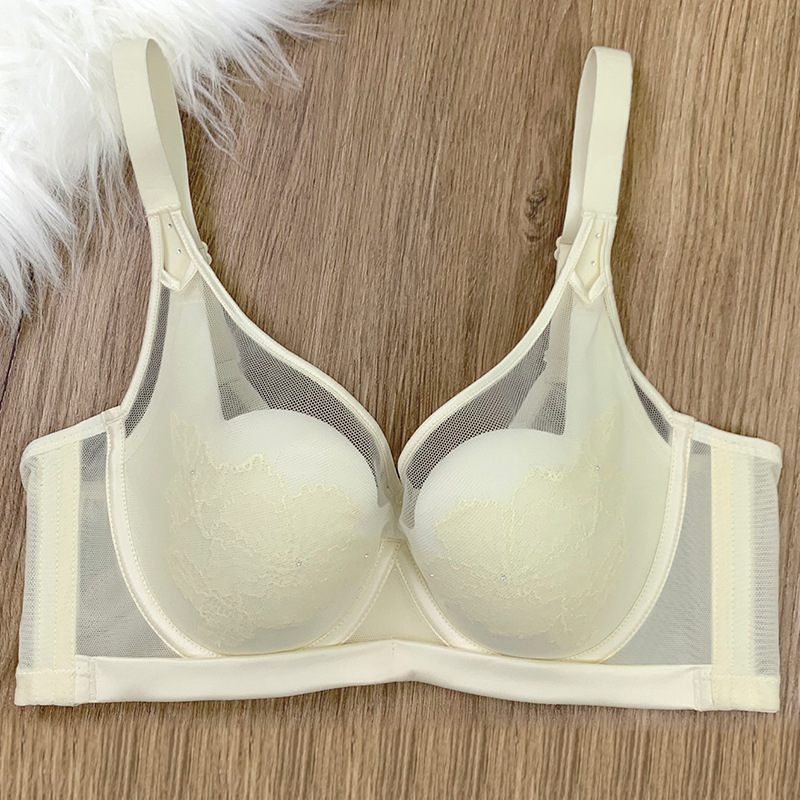 Сутиен сет с дантела, 3/4 чашка, тънки формовани чаши, фиксирани двойни презрамки, закопчаване с четири реда куки