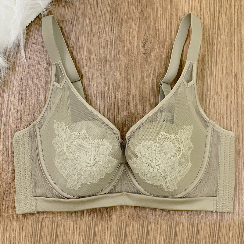Сутиен сет с дантела, 3/4 чашка, тънки формовани чаши, фиксирани двойни презрамки, закопчаване с четири реда куки