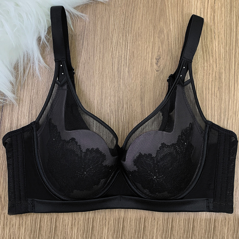 Сутиен сет с дантела, 3/4 чашка, тънки формовани чаши, фиксирани двойни презрамки, закопчаване с четири реда куки