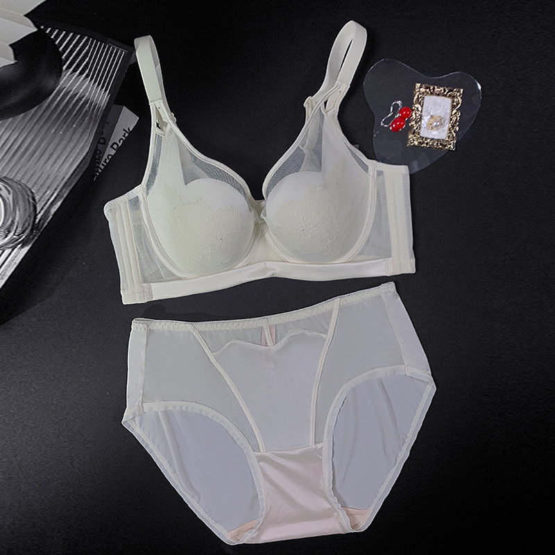Сутиен сет с дантела, 3/4 чашка, тънки формовани чаши, фиксирани двойни презрамки, закопчаване с четири реда куки