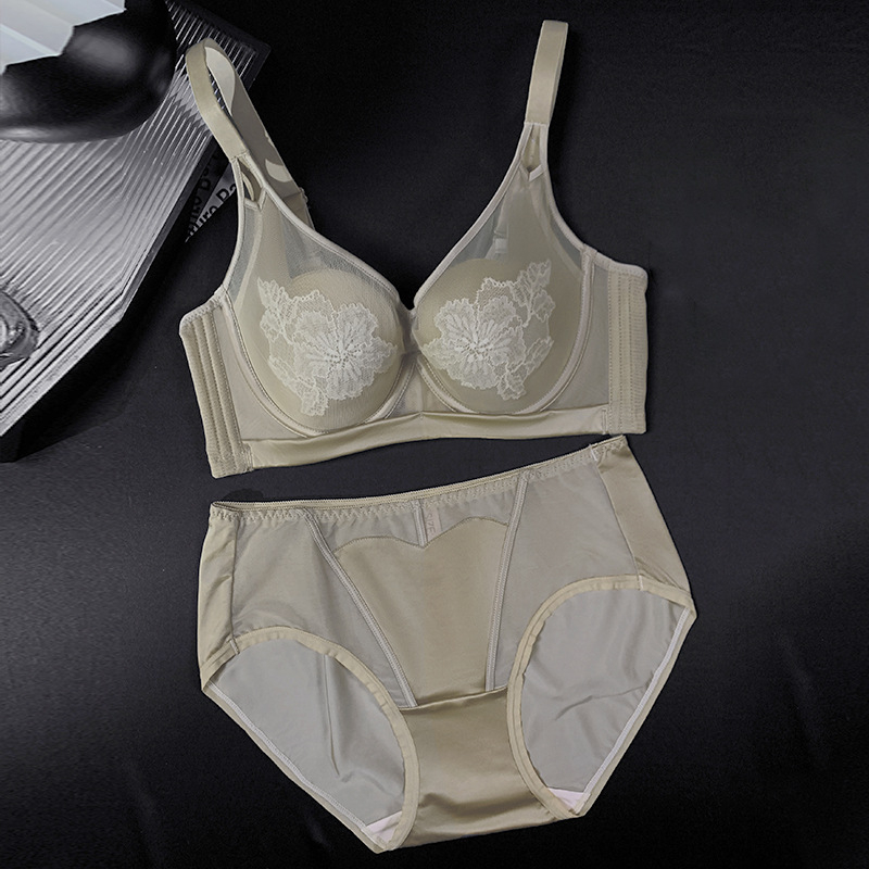 Сутиен сет с дантела, 3/4 чашка, тънки формовани чаши, фиксирани двойни презрамки, закопчаване с четири реда куки
