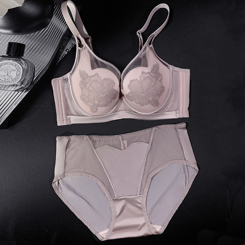 Сутиен сет с дантела, 3/4 чашка, тънки формовани чаши, фиксирани двойни презрамки, закопчаване с четири реда куки