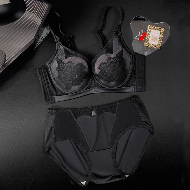 Сутиен сет с дантела, 3/4 чашка, тънки формовани чаши, фиксирани двойни презрамки, закопчаване с четири реда куки