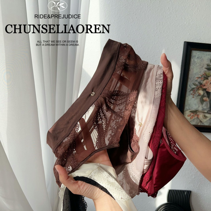 Gaćice srednje-visokog pojasa, plus veličina, čipkasto-mrežaste, trokutasti kroj, pokrivaju stražnjicu, francuski stil