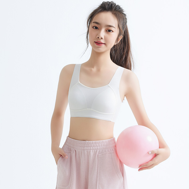 Tinédzser lányoknak szánt sportmelltartó, 12–15 éveseknek, 3/4 kosár, vékony formázott kosár, külső anyag nylon ice silk, belső réteg mulberry silk <30%, rögzített dupla vállpántok, lélegző hátsó rész, izzadság-elnyelés, oldalsó formázás