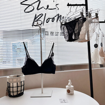 Nėrinių liemenėlė su trikampėmis kaušeliais ir giliu V iškirpimu, belaidė, kvėpuojanti ir patogi