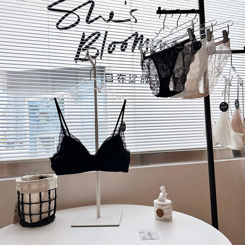 Nėrinių liemenėlė su trikampėmis kaušeliais ir giliu V iškirpimu, belaidė, kvėpuojanti ir patogi