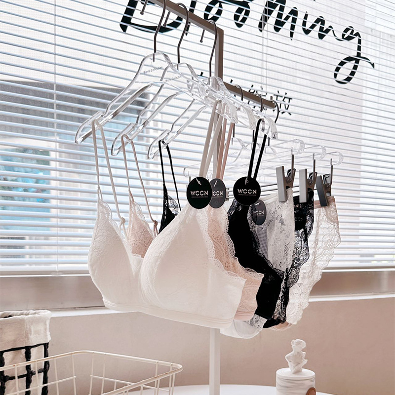 Nėrinių liemenėlė su trikampėmis kaušeliais ir giliu V iškirpimu, belaidė, kvėpuojanti ir patogi