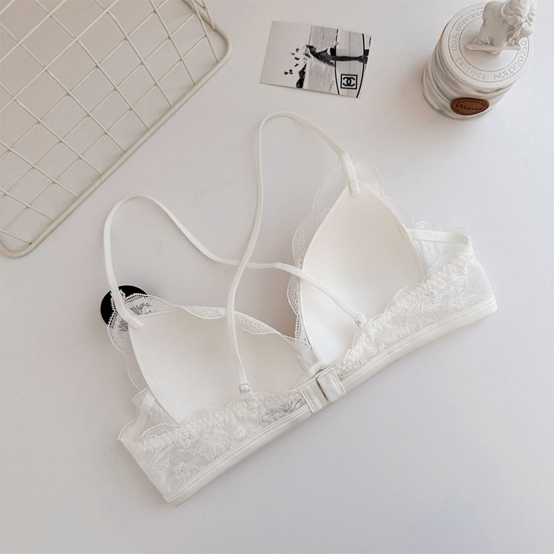 Nėrinių liemenėlė su trikampėmis kaušeliais ir giliu V iškirpimu, belaidė, kvėpuojanti ir patogi