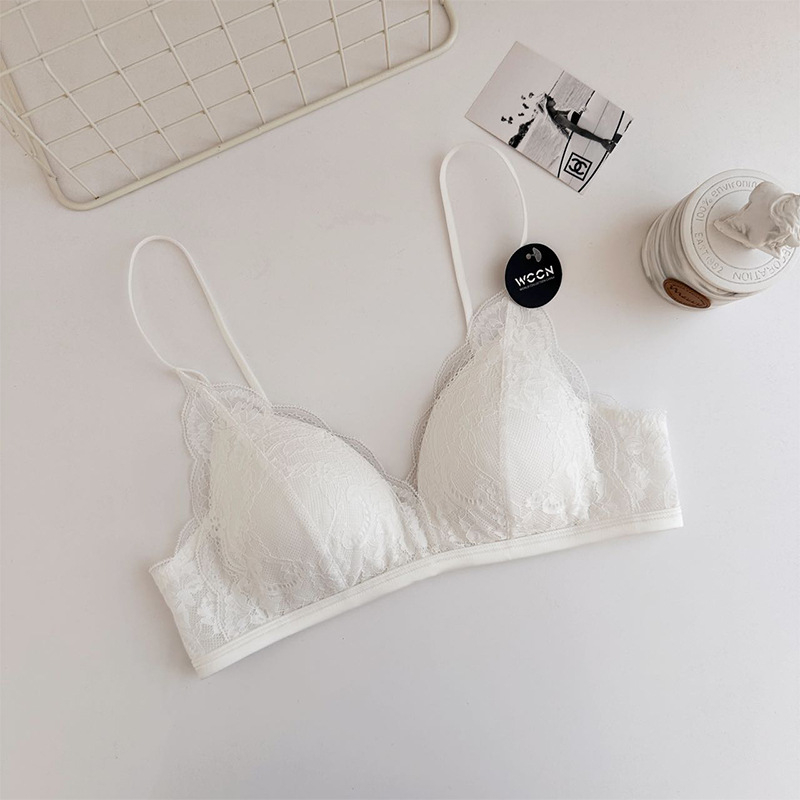 Nėrinių liemenėlė su trikampėmis kaušeliais ir giliu V iškirpimu, belaidė, kvėpuojanti ir patogi