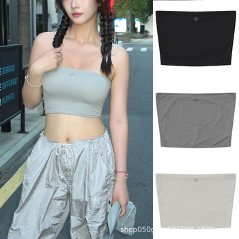 Tube top bez ramena, uski kroj s križnim otiskom, lagan i elastičan materijal od najlona 80–90% i spandexa, duljina vrlo kratka ≤40 cm