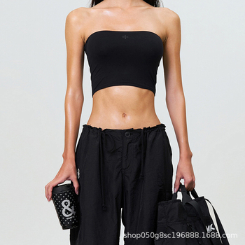 Tube top bez ramena, uski kroj s križnim otiskom, lagan i elastičan materijal od najlona 80–90% i spandexa, duljina vrlo kratka ≤40 cm