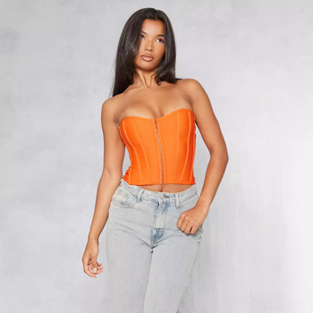 Tube top bez naramenica s off-shoulder izrezom, uska silueta, prednje gumice s dizajnom kostiju ribe, naglasak na struku, poliester/spandeks mješavina, kratka duljina