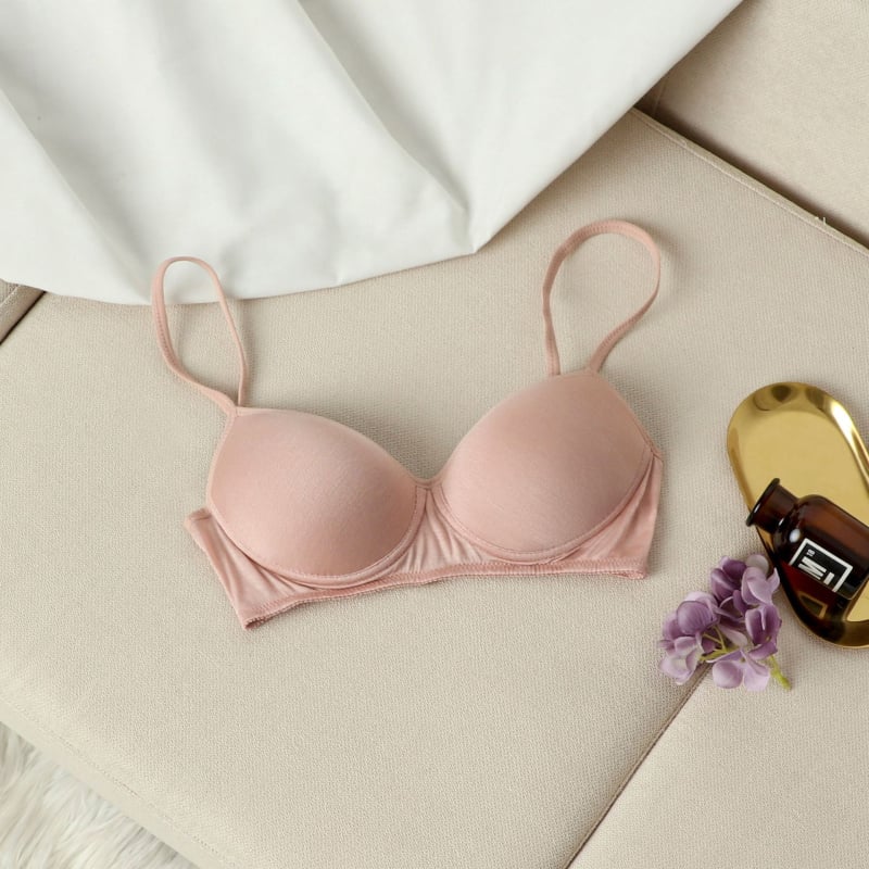 Mulberry šilko liemenėlė, 3/4 puodelio, ploni formuojami puodeliai, užpakalinė dviejų eilių sagtis, fiksuotos dvigubos petys, kvėpuojanti ir patogi