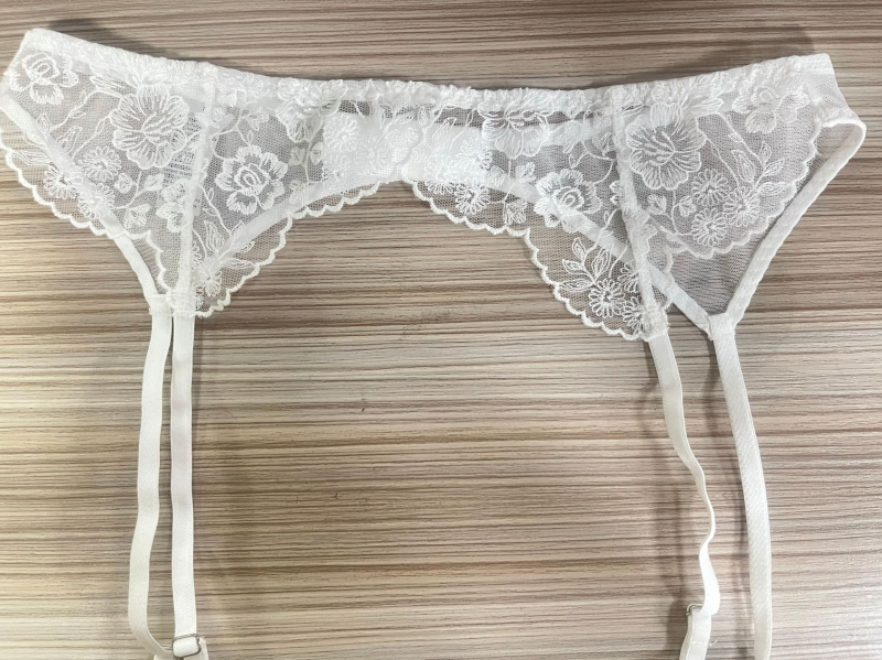 Бюстгъртник с ултра тънки чашки, френска дантела, дишащ найлон, шест реда закопчаване на гърба, фиксирани двойни презрамки