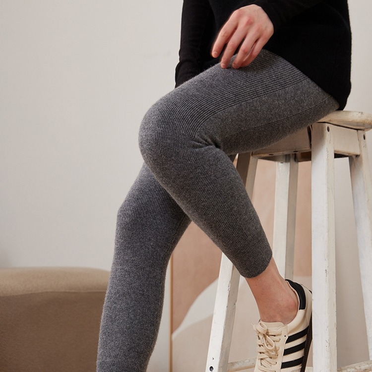 Ženske kašmirske pletene leggingse, uskog kroja, srednje debljine, održavaju toplinu, sadržaj kašmira 30–50%