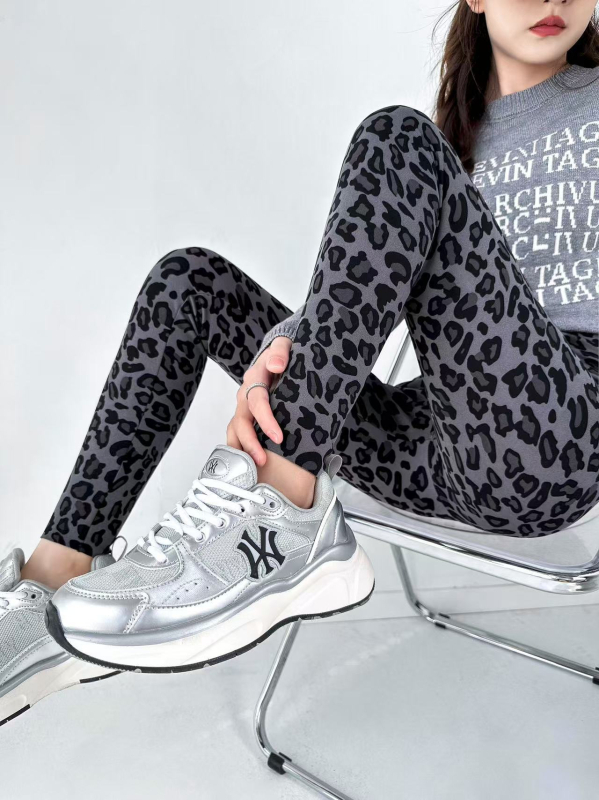 Ženske legice s leopard printom, visoki pojas, baršunasti unutarnji sloj, najlon-spandeks materijal, uski kroj, duljina 9/10
