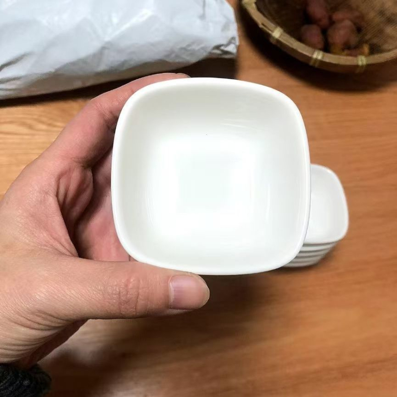 Keraamiline kala taldrik, kõrge kvaliteediga, mõeldud aurutamiseks, ei ole käsitöönduslik, kohandamine ei ole võimalik.