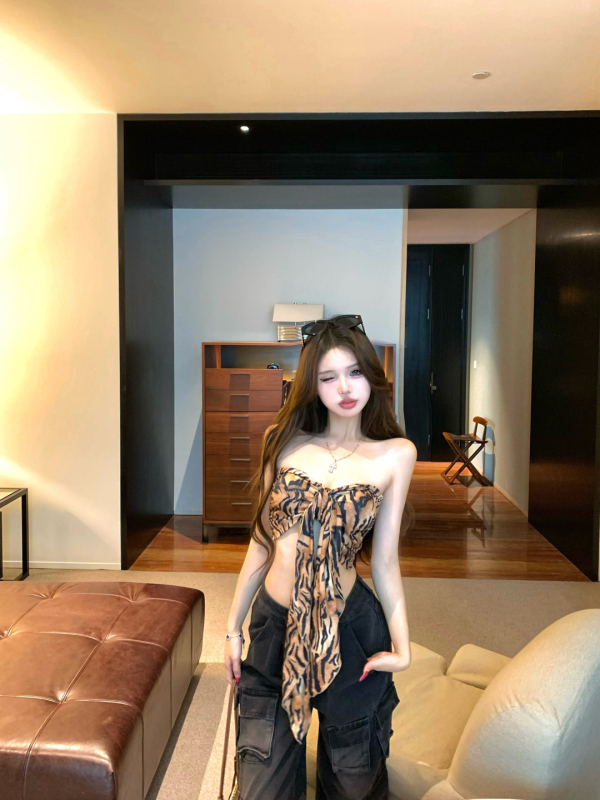 Leopard print tube top bez leđa, uskog kroja, vrlo kratka dužina, ljeto 2025