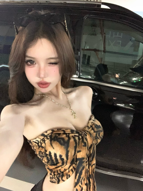 Leopard print tube top bez leđa, uskog kroja, vrlo kratka dužina, ljeto 2025