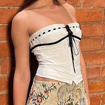 Bez naramenica pamukasti top s jacquard uzorkom, uskog kroja, kratka duljina 40-50 cm.