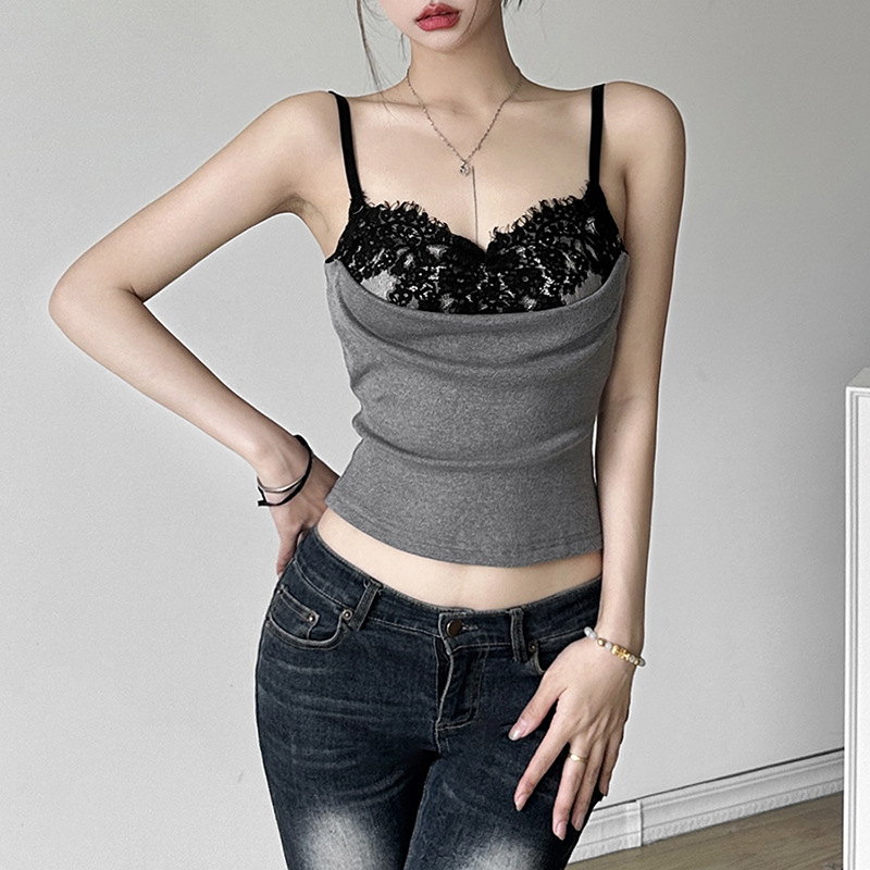 Kratki cami top s dvostrukim naramenicama, street-hipster stil, uski kroj, poliester tkanina