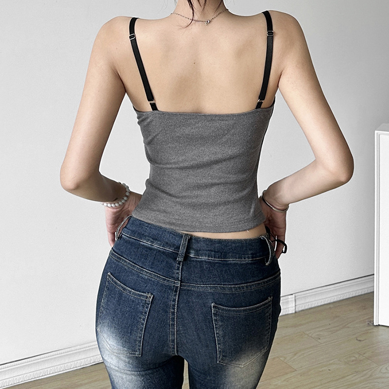 Kratki cami top s dvostrukim naramenicama, street-hipster stil, uski kroj, poliester tkanina