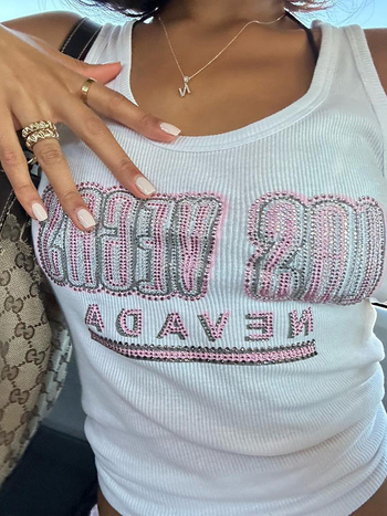 Bez rukava top s natpisnim printom i kristalima, street-hipster stil, uski kroj, poliester-spandeks mješavina
