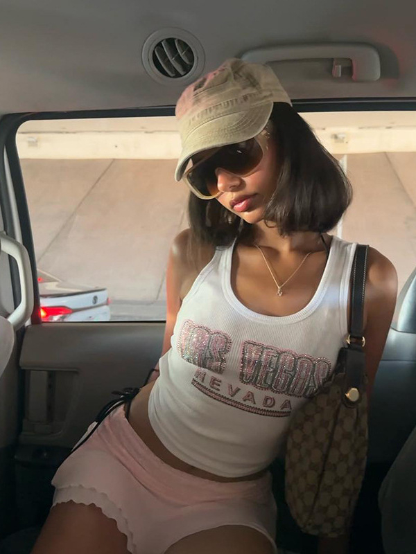Bez rukava top s natpisnim printom i kristalima, street-hipster stil, uski kroj, poliester-spandeks mješavina
