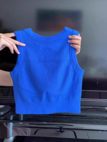 Ženski top s racerbackom i jastučićem za grudi — uski kroj, pulover-stil, bez rukava, poliester za jogu i sport