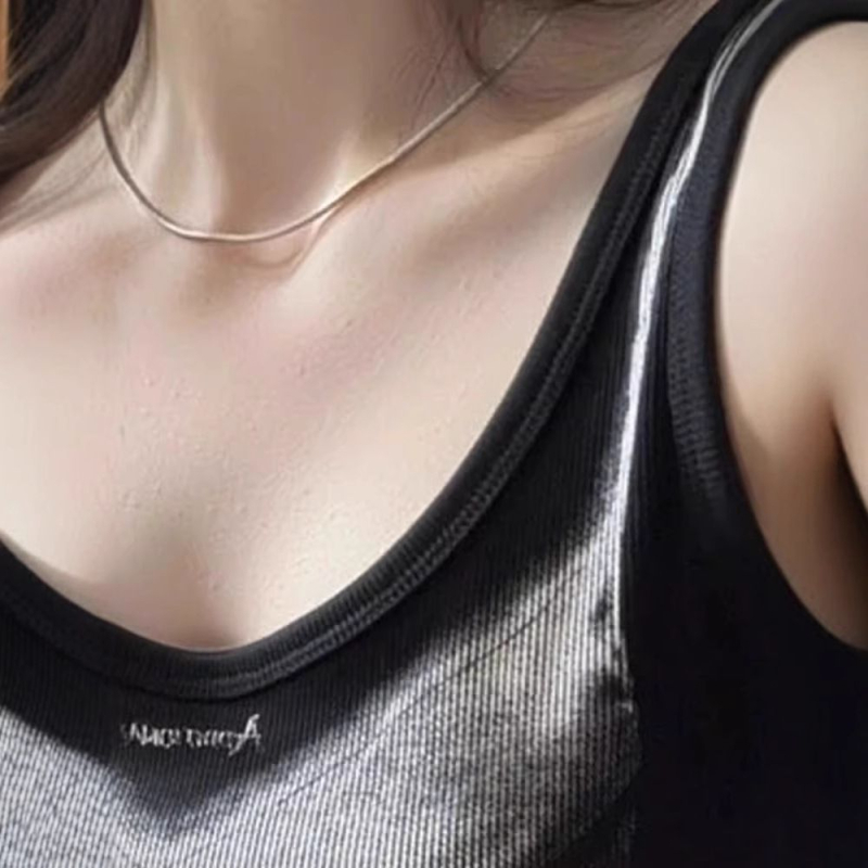 Cami top bez naramenica, sling stil, otisak leptira, uski kroj, kratka duljina, ljeto 2025
