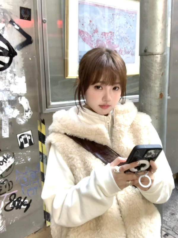 Ženski bezrukavni prsluk s kapuljom od umjetnog krzna, korejskog stila, jesen-zima 2025, zatvarač, opuštena kroj