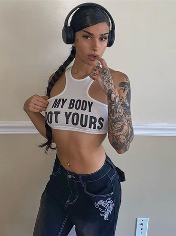 Tricou fără mâneci cu gât în formă de U, imprimeu cu litere, croială slim, poliester micro-elastic