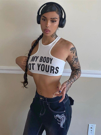 Tricou fără mâneci cu gât în formă de U, imprimeu cu litere, croială slim, poliester micro-elastic