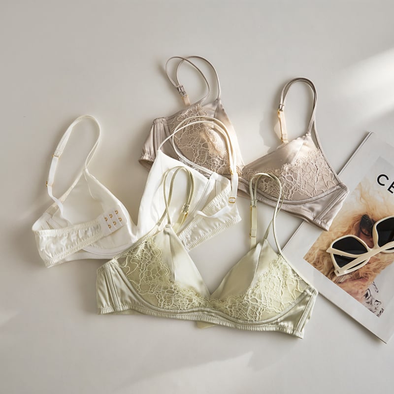 Šilkinė trikampio puodelio liemenėlė, prancūziško stiliaus, fiksuoti dvigubi pečiai, nugaros užtrauktukas su trim eilių kabliukų, Mulberry šilko įdėklas