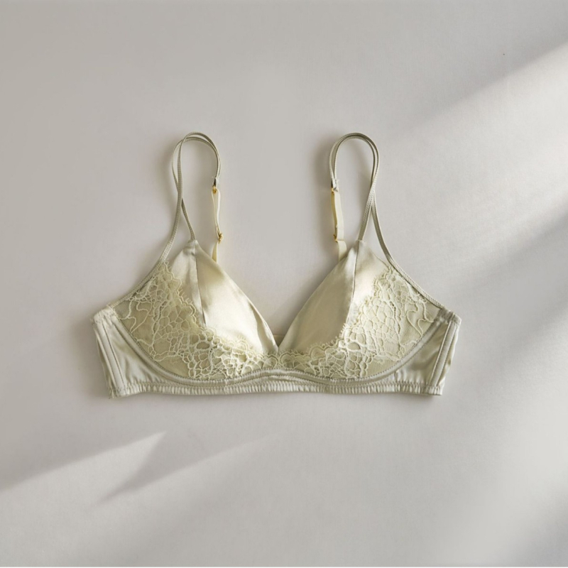 Šilkinė trikampio puodelio liemenėlė, prancūziško stiliaus, fiksuoti dvigubi pečiai, nugaros užtrauktukas su trim eilių kabliukų, Mulberry šilko įdėklas