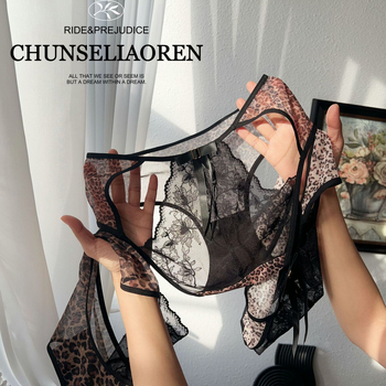 Női fehérnemű középtalpas, csipkével, kivágott hálós résszel és masnival – leopard mintázat