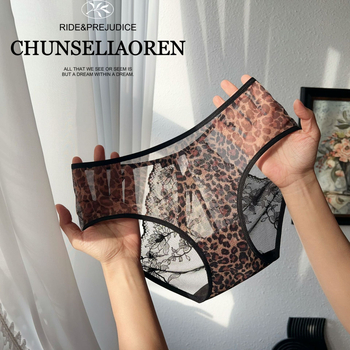 Női fehérnemű középtalpas, csipkével, kivágott hálós résszel és masnival – leopard mintázat