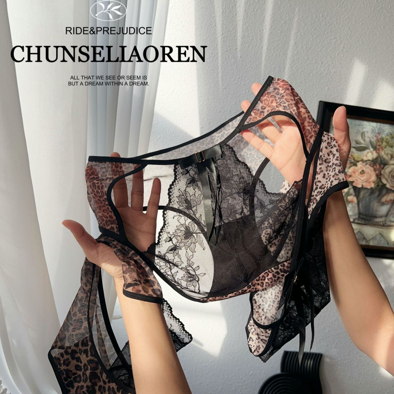 Női fehérnemű középtalpas, csipkével, kivágott hálós résszel és masnival – leopard mintázat