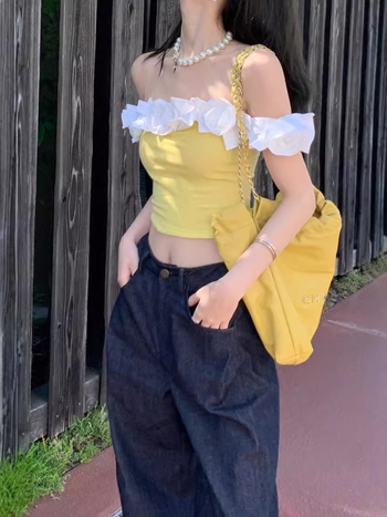 Egyrészes vállnélküli fodros pamut cami, virágos mintával, karcsú szabás, nyár 2024