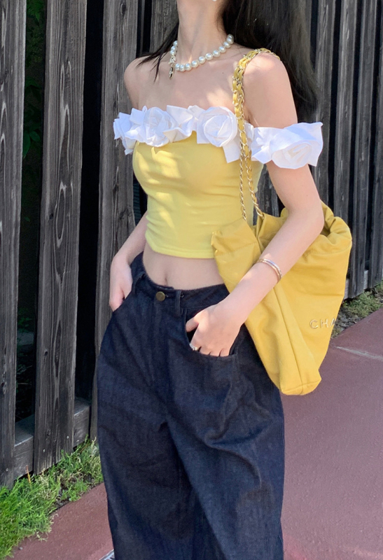 Egyrészes vállnélküli fodros pamut cami, virágos mintával, karcsú szabás, nyár 2024