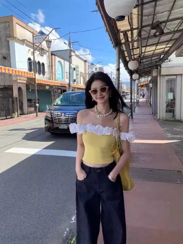 Egyrészes vállnélküli fodros pamut cami, virágos mintával, karcsú szabás, nyár 2024