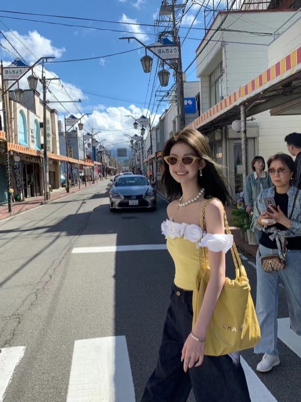 Egyrészes vállnélküli fodros pamut cami, virágos mintával, karcsú szabás, nyár 2024