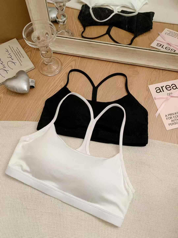 Rayon halter top s otvorenim leđima i križnim leđnim dizajnom, s ugrađenim jastučićem za prsni koš, baza za slojevito nošenje