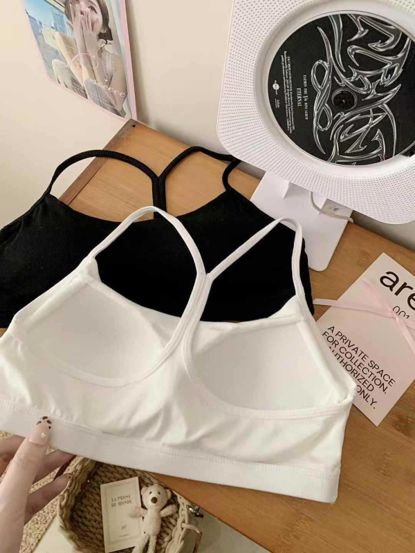 Rayon halter top s otvorenim leđima i križnim leđnim dizajnom, s ugrađenim jastučićem za prsni koš, baza za slojevito nošenje
