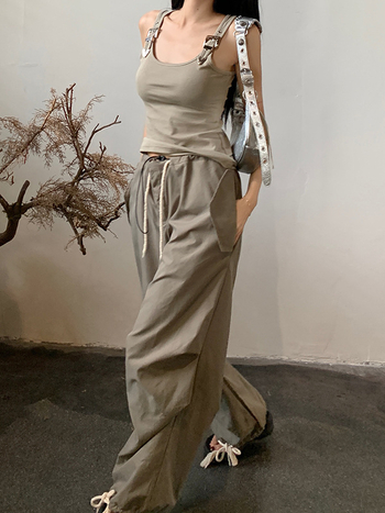 Női ujjatlan camisole felső, fűzőtípusú, karcsú szabás, rövid hossz, poliészter 90–95%