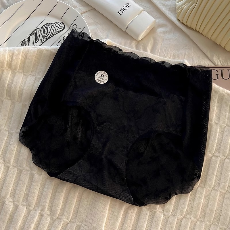 Magas derekú női csipkés alsó, fő anyag nylon 70–80%, pamut bélés a længő részén, légáteresztő, antibakteriális, has tónusú, fenékemelés