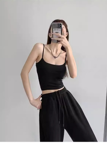 Camisole top s tankim naramenicama, uski kroj, ultra kratka duljina, jednobojni dizajn, ugrađena podstava za grudi, pamuk 90–95% uz elastan <30%