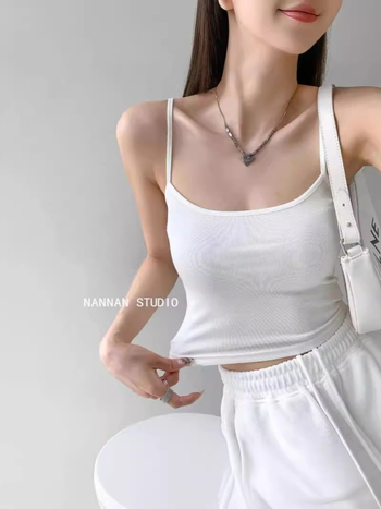 Camisole top s tankim naramenicama, uski kroj, ultra kratka duljina, jednobojni dizajn, ugrađena podstava za grudi, pamuk 90–95% uz elastan <30%