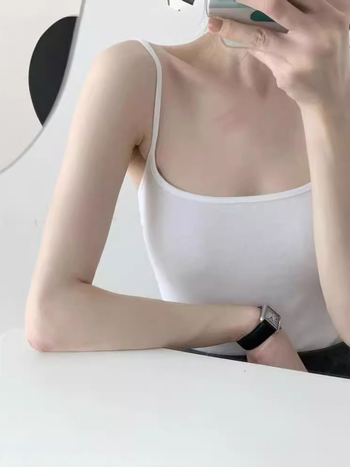 Camisole top s tankim naramenicama, uski kroj, ultra kratka duljina, jednobojni dizajn, ugrađena podstava za grudi, pamuk 90–95% uz elastan <30%